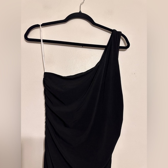 Lulu’s Total Appeal Ruched One-Shoulder Black Bodycon Midi Dress size Large - Picture 4 of 7